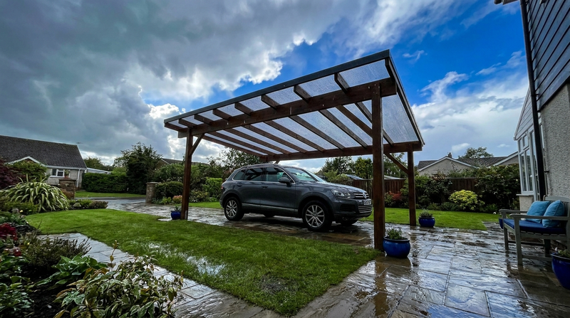 Modernes Carport mit Polycarbonat-Wellplatten