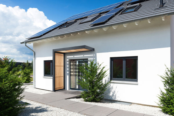 Haustürvordach Holzminden aus Aluminium und Echtholz