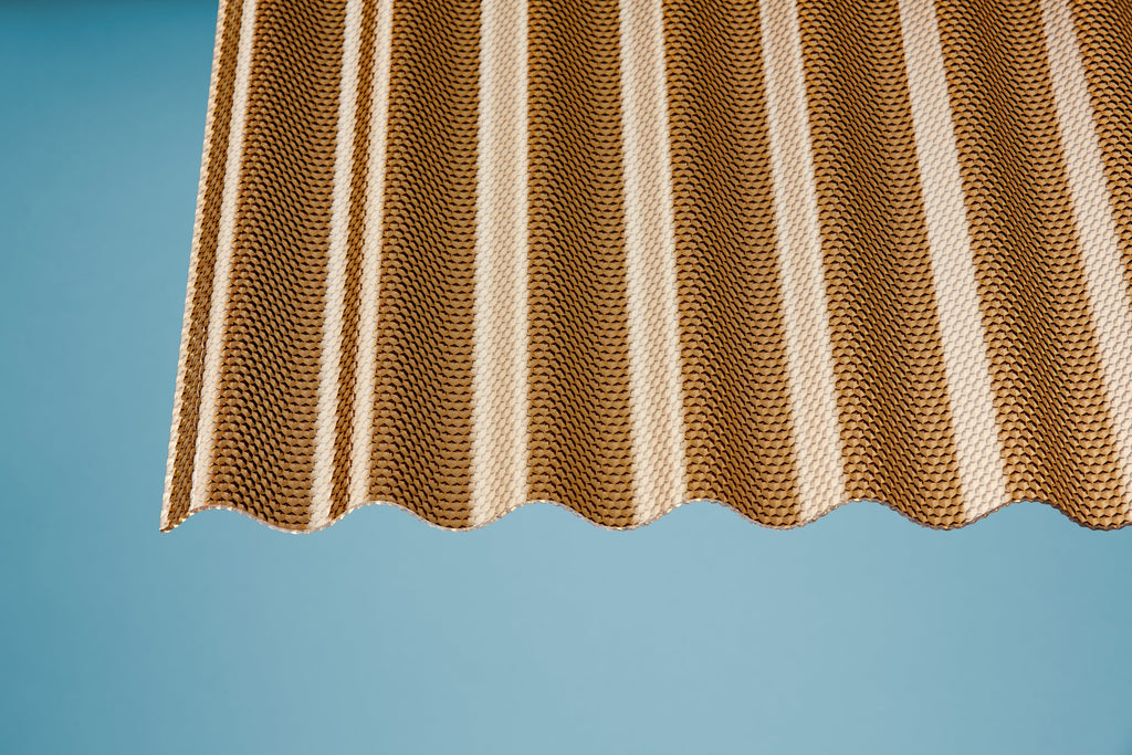 Acryl Profilplatte Wabe Sinus 76/18 3mm Bronce – auf Carport montiert