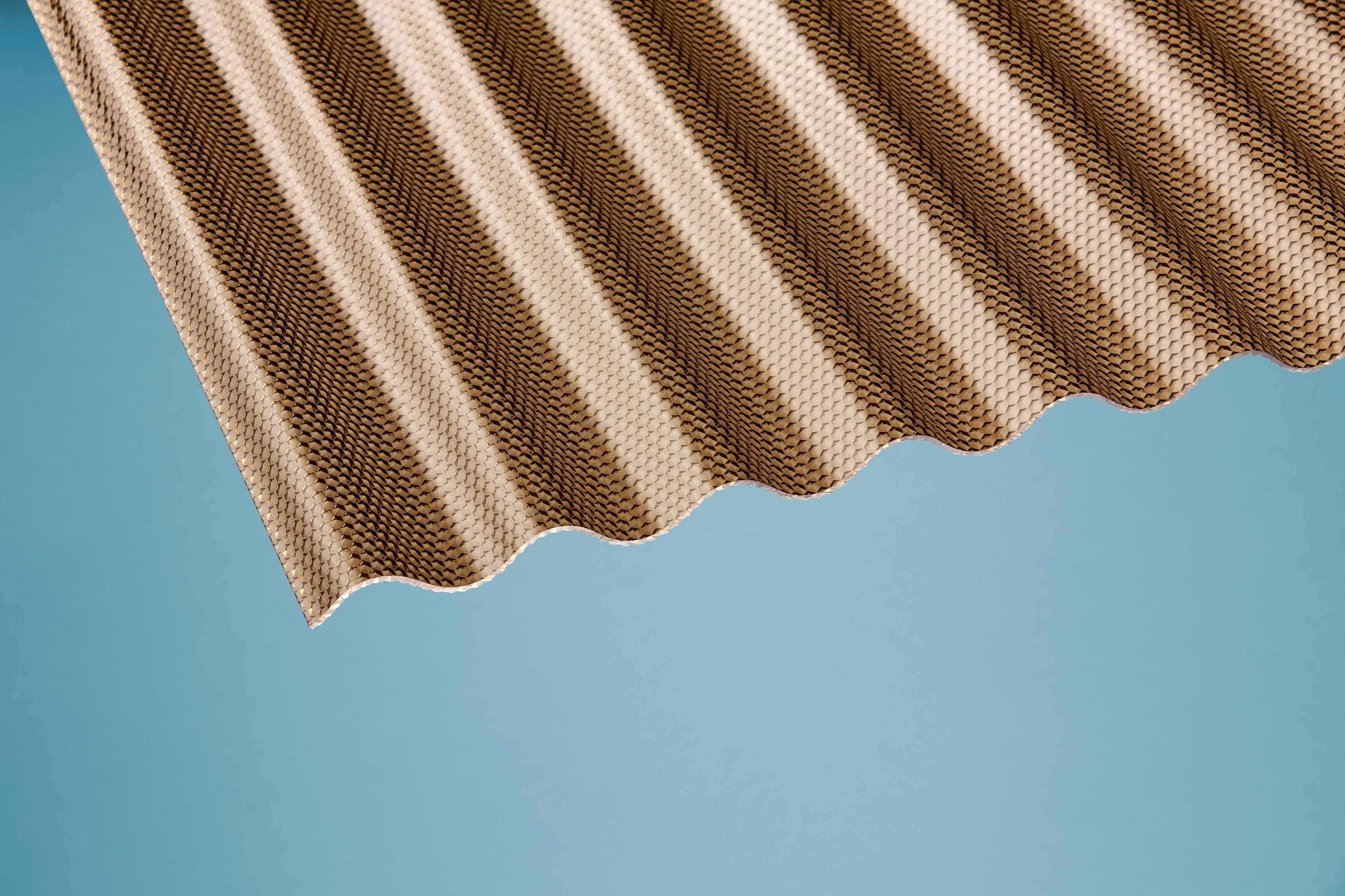 Acryl Profilplatte Wabe Sinus 76/18 3mm Bronce – Montage auf Vordach