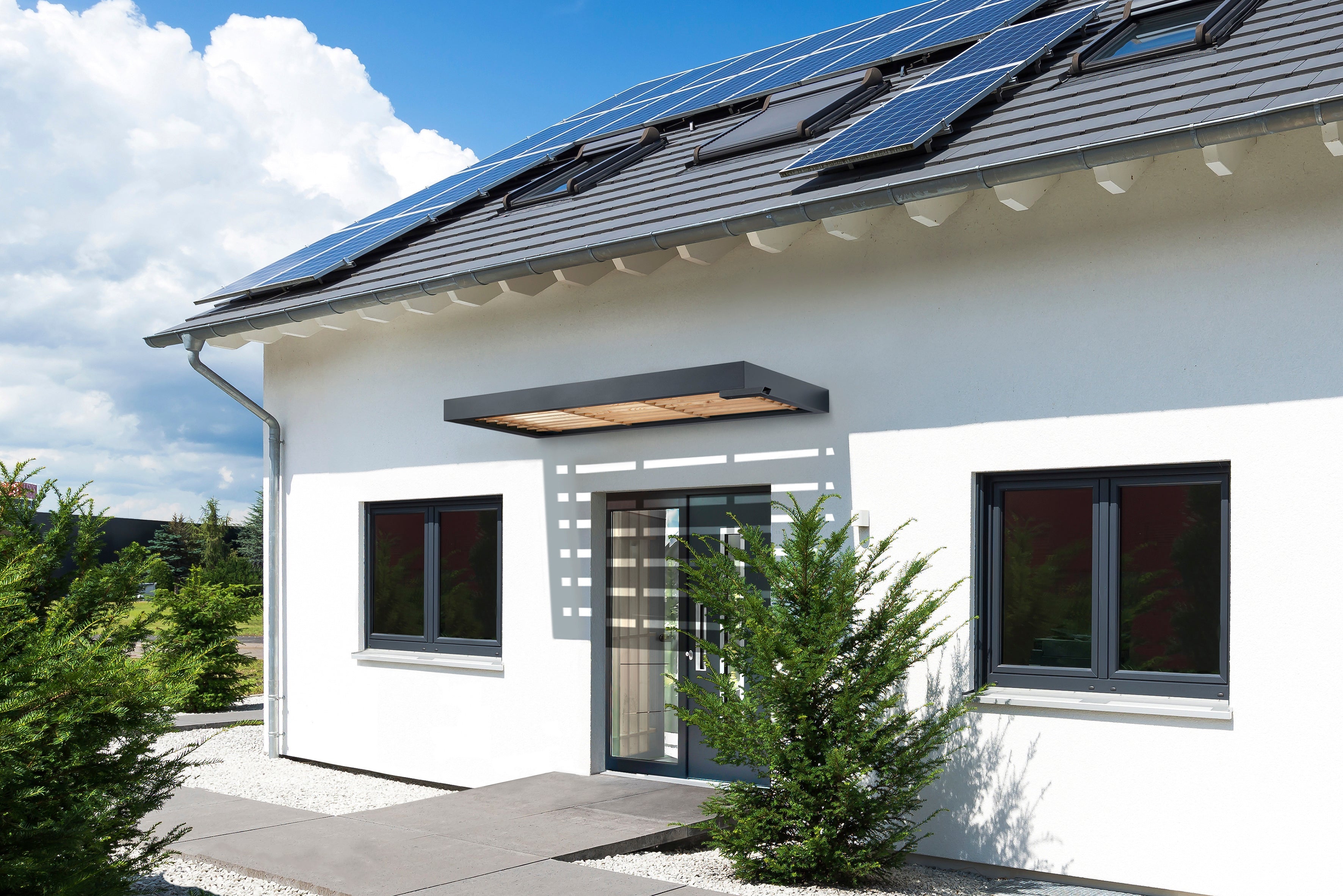 Haustürvordach Holzminden aus Aluminium und Echtholz