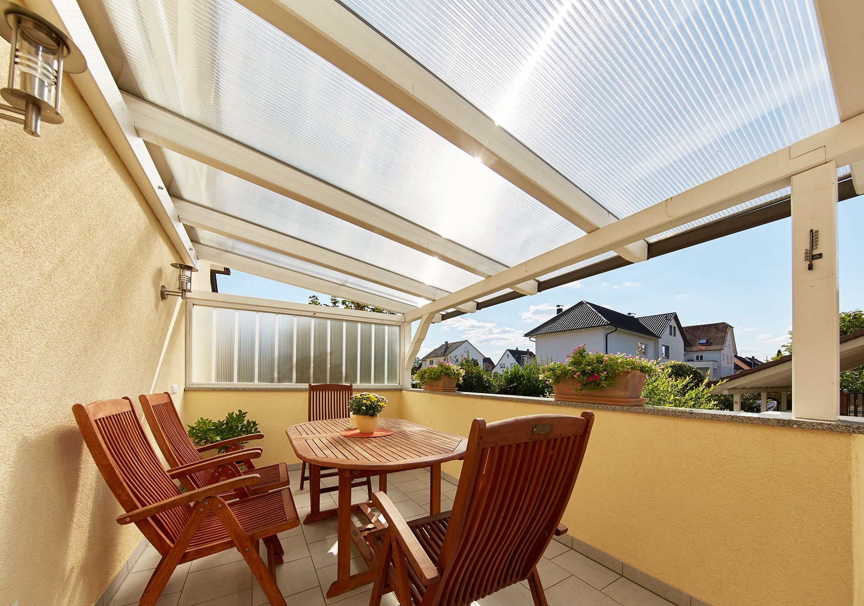 Überdachte Terrasse mit Acryl-Stegplatten