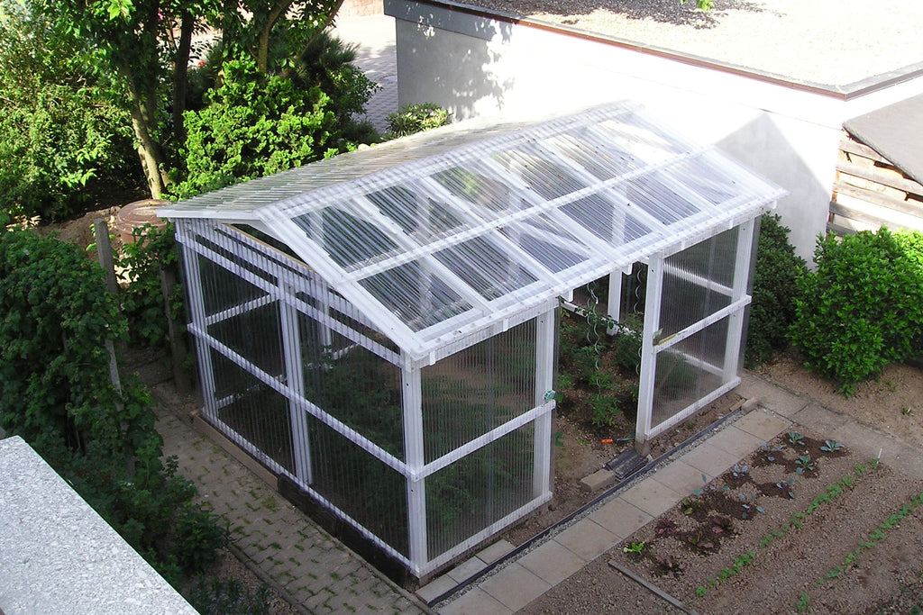 Große überdachte Terrasse mit Polycarbonat-Dach
