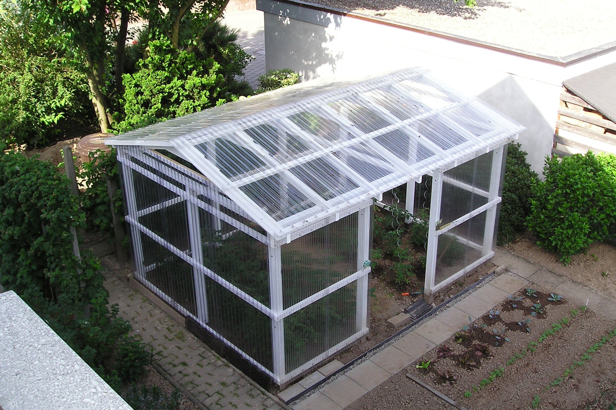 Große überdachte Terrasse mit Polycarbonat-Dach